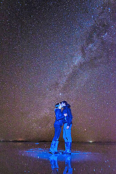 Sternenmeer über der größten Salzwüste der Welt: Uyuni in Bolivien an der Grenze zu Chile.