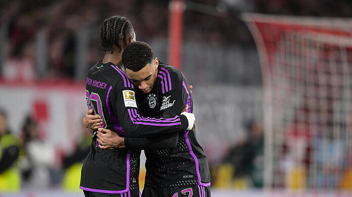 Mathys Tel (l.) und Jamal Musiala (r.): Noch können sie die Offensive des FC Bayern nicht im Alleingang tragen. In Zukunft sollen sie jedoch zu Eckpfeilern des Rekordmeisters werden.