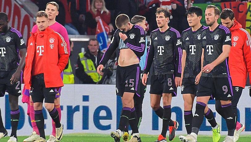 Die Bayern-Stars trotten nach dem späten Remis in Freiburg konsterniert vom Feld.