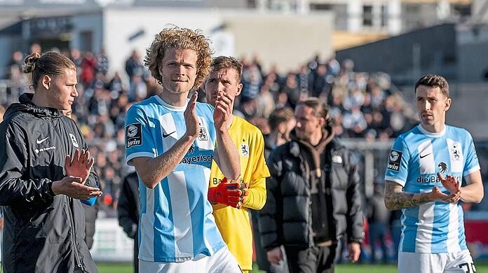 Applaus, Löwen: Kapitän Jesper Verlaat (M.) und seine Kollegen beklatschen die Fans nach dem 0:1 der Sechzger gegen Aufstiegskandidat Ulm, die Anhänger beklatschen die Löwen – es war ein Spiel, das der TSV nicht hätte verlieren müssen.