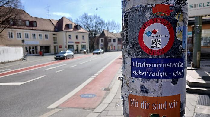 Großes Thema im Viertel: Lindwurmstraßen-Protest auf einem Aufkleber in Sendling dieser Tage.