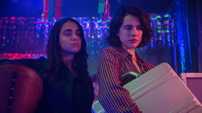 Die langsam auftauende Prüde und die sexuell Unbekümmerte: Geraldine Viswanathan und Margaret Qualley mit dem Dildokoffer in Ethan Coens Film "Drive-Away Dolls".