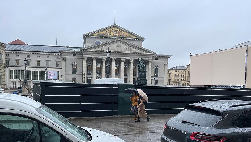 Stört die Sicht auf die Oper: der schwarze Bauzaun der Tiefgaragen-Baustelle.