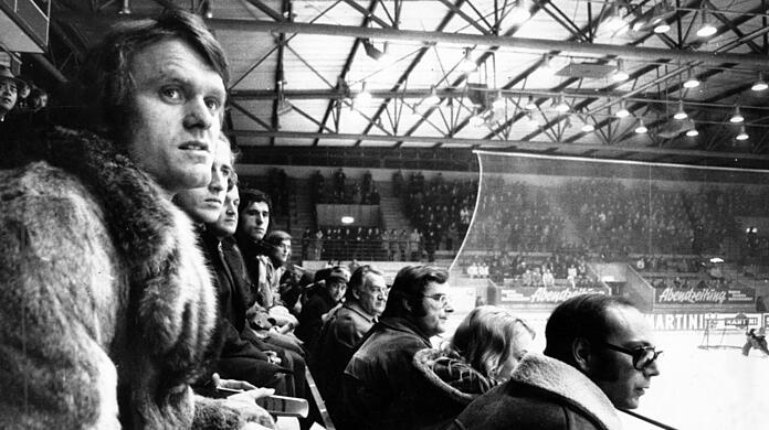 Auch Prominente oder Stars anderer Sportarten statten dem Eishockey am Oberwiesenfeld einen Besuch ab, wie hier Bayern-Torwart Sepp Maier am 27. Januar 1973.