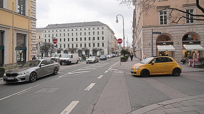 Ab hier am Amiraplatz soll die Brienner Straße nur noch für Radfahrer und Fußgänger geöffnet bleiben. Autofahrer werden ausgesperrt.