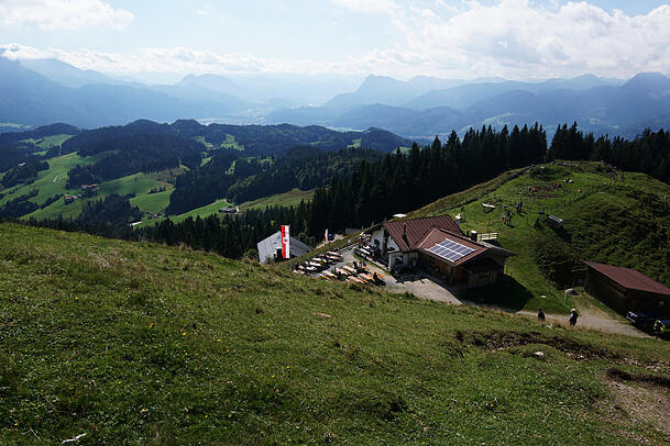 Auf der Altkaseralm kann man bei Sonne entspannt sitzen und den Rundumblick über den Chiemgau genießen.