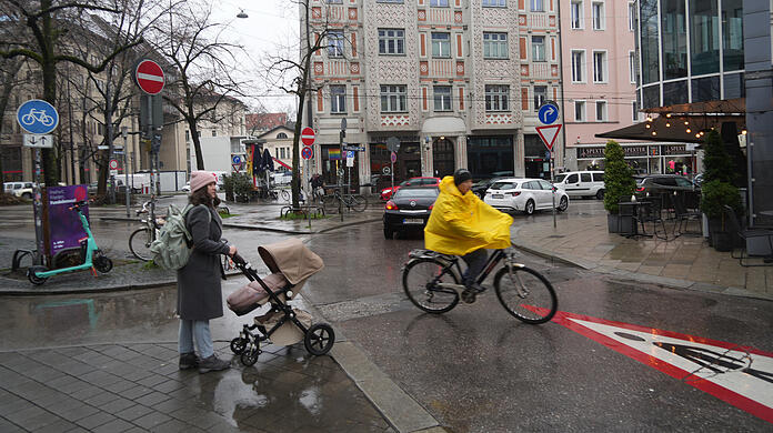 Ein Radler biegt vom Radweg rechts auf die Thalkirchner Straße und befindet sich erst mal in der Mitte der engen Straße.