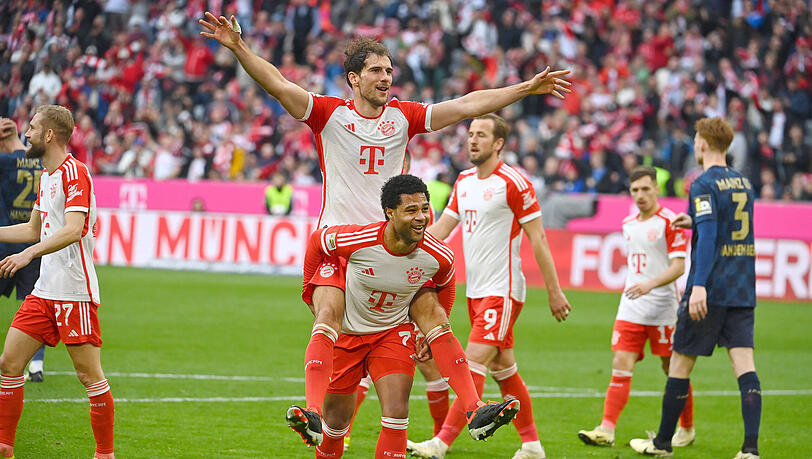 Die Freude ist zurück: Serge Gnabry nimmt Leon Goretzka nach seinem Doppelpack Huckepack.