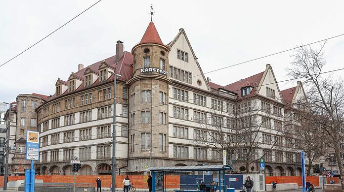 Der ehemalige Hertie, dann Karstadt am Bahnhofplatz. Zusammen mit dem Bau aus den 70ern gehört er zwei Immobiliengesellschaften der Signa. Der Verdacht: ein dreistelliger Millionenbetrag sei ins Ausland geflossen.