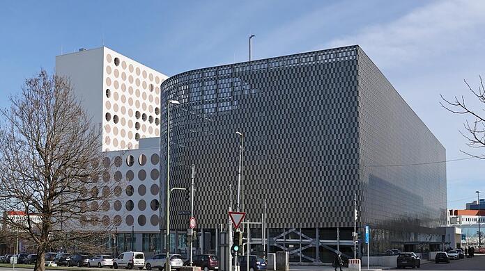 17.000 Kacheln verkleiden das neue Parkhaus an der Carl-Wery-Straße in Neuperlach.