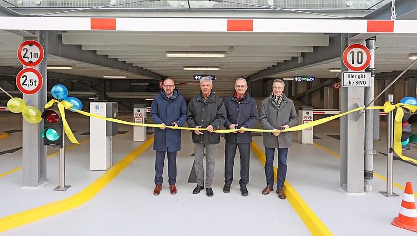 Bernhard Boeck, Leiter SWM Immobilien, Oberbürgermeister Dieter Reiter, P+R-Geschäftsführer Wolfgang Großmann und Mobilitätsreferent Georg Dunkel (v.l.) eröffnen das schönste Parkhaus der Stadt.