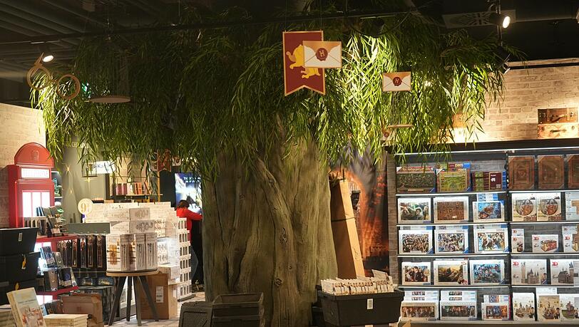 Nachbau der Peitschenden Weide, auf der Potter mit seinem fliegenden Auto landet. Ein beliebtes Selfie-Motiv der Besucher des Potter-Shops.