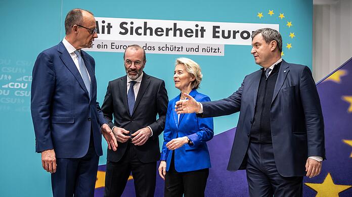 Ursula von der Leyen (2.v.r), Friedrich Merz (l), Manfred Weber (2.v.l), Markus Söder (r)