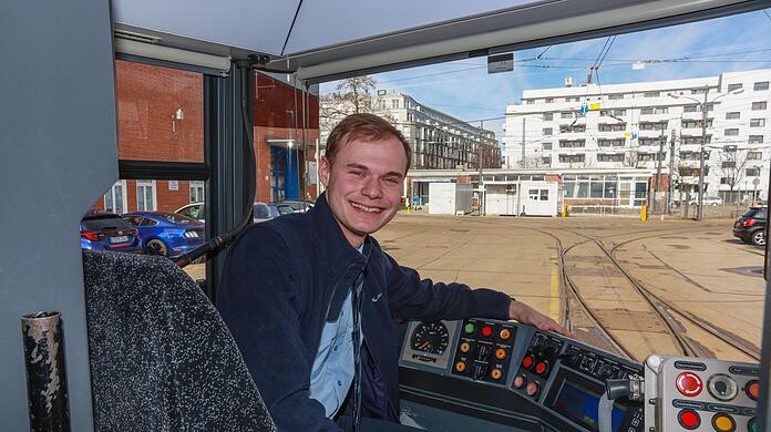 Alexander Löher studiert Politikwissenschaften und Jura an der LMU. Er findet es toll, den Hörsaal ab und an gegen ein "fahrendes Büro" zu tauschen. Ab April wird er Trambahnfahrer sein.