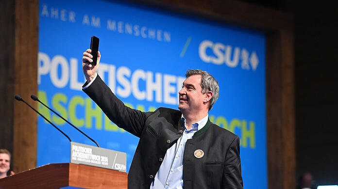 Markus Söder macht ein Selfie mit seinem Smartphone. Seine Bilder und Textbeiträge in den Sozialen Medien beobachten die Nutzer genau.