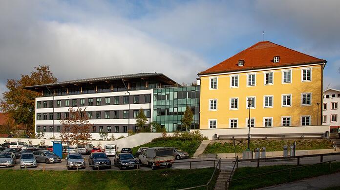 Das Rathaus von Bad Tölz: Die Stadt nimmt mehr Flüchtlinge auf, als sie müsste – und ist damit nicht einverstanden.