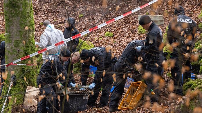 Polizisten suchen im Wald bei Kipfenberg nach weiteren Spuren im Mordfall Sonja Engelbrecht.