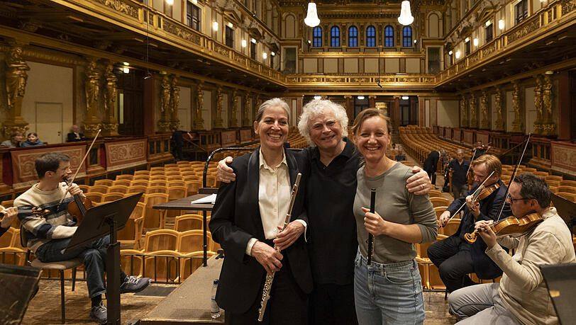 Simon Rattle mit den Flötistinnen Petra Schiessel und Ivanna Ternay (rechts) im Goldenen Saal des Wiener Musikvereins.