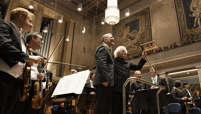 Simon Rattle (mit Ratsche) und Thomas Adès nach der Uraufführung von "Aquifer" im Herkulessaal.