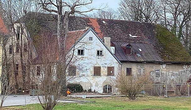 Ein sehr altes Baudenkmal im Würmtal: die alte Schlosswirtschaft von 1425 in der Pasinger Straße 4 in Planegg.