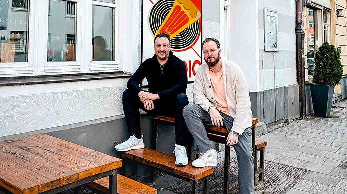 Cihan Anadologlu (l.) und Florian Kopp eröffnen in Schwabing ein neues Restaurant: das Pizza Studio.