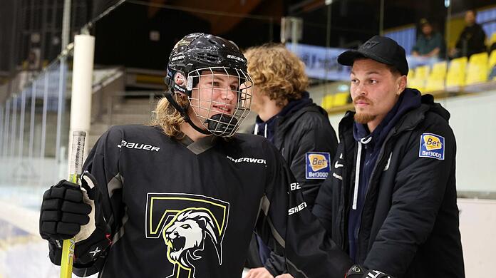 "Vielleicht doch lieber Fußball bei Sechzig?", scheint Joel Zwarts (r.) seinen Sturm-Kollegen Fynn Lakenmacher am Rande des Löwen-Ausflugs zum Eishockey in Bad Tölz zu fragen. Ein Verbleib des 23-Jährigen ist mittlerweile nicht mehr ausgeschlossen.