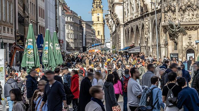 Noch kommen Tausende Menschen zum Einkaufen in die Münchner Fußgängerzone. Doch wie lange bleibt das noch so? Ein Gutachten zeigt: 36 Prozent würden die Innenstadt zwar gerne häufiger besuchen, bleiben dieser aktuell aber lieber fern, weil viele Dinge sie dort stören – zum Beispiel die Menschenmassen.