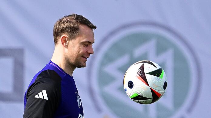 Nationaltorwart Manuel Neuer nimmt am Training teil.