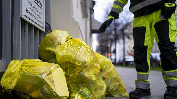 Ist der Gelbe Sack Münchens Recycling-Zukunft? Das soll ein jetzt gestartetes Pilotprojekt herausfinden