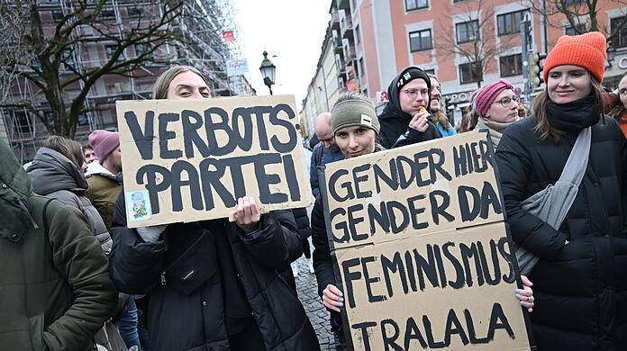 Trotz Sauwetter: Viele junge Münchner protestieren am Sonntag gegen das Verbot der Gendersprache durch die Staatsregierung.