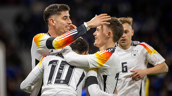 Bereits beim 2:0 in Lyon schwebten Kai Havertz (l.), Jamal Musiala (m.) und Florian Wirtz (r.) "völlig losgelöst" über den Rasen des "Groupama Stadium". Hebt das Raumschiff bald auch in den deutschen Stadien ab?