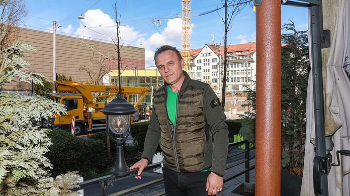 Brahim Vrenezi hat die Baustelle direkt vor der Haustür seines Cafés an der Implerstraße. Er hofft, dass trotzdem Gäste kommen.