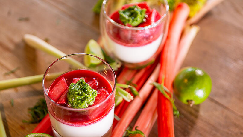 Eine leichtere Panna Cotta mit Joghurt. Dazu die milde Säure von Himbeeren und Rhabarber und der Clou: süßes Pesto mit Pistazien.