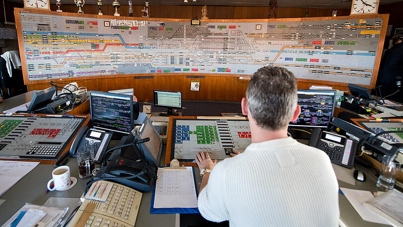 Ein Fahrdienstleiter sitzt an seinem Arbeitsplatz im alten Stellwerk München-Ost am Ostbahnhof.