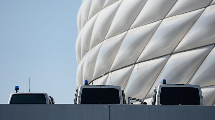 Fahrzeuge der Polizei stehen vor einem Champions-League-Spiel des FC Bayern München an der Allianz Arena in München.