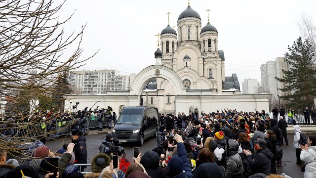 Witwe von Kremlkritiker Nawalny: Ein Leichenwagen steht vor der Kirche zu Ehren der Gottesmutterikone "Lindere meine Trauer" im Moskauer Bezirk Marjino zwischen den Menschen.