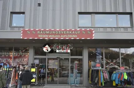 Alles muss raus: An der Talstation hat der Skiverleih und Sportladen derzeit Räumungsverkauf. 