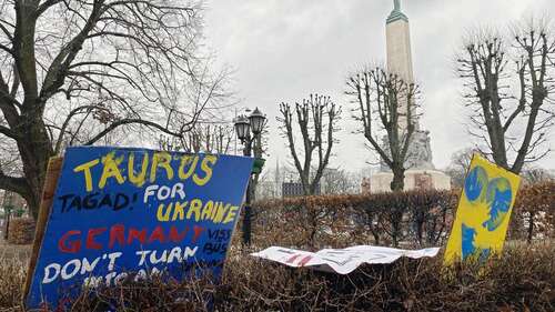 Bundeswehr: Begehrt: Die Ukrainer wollen gern den Marschflugkörper Taurus haben. Das zeigt ein Schild, das am zweiten Jahrestag des russischen Angriffs gegenüber der Deutschen Botschaft in Kiew steht.