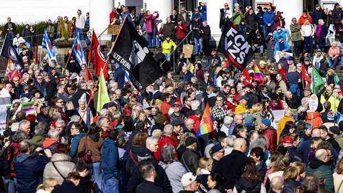 Nordrhein-Westfalen: Tausende Menschen demonstrieren vor dem Theater der Stadt Duisburg gegen die AfD.