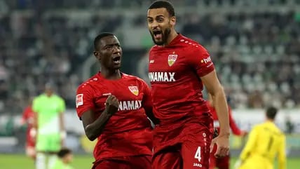 Serhou Guirassy (links) und Josha Vagnoman haben für den VfB Stuttgart in Wolfsburg getroffen.