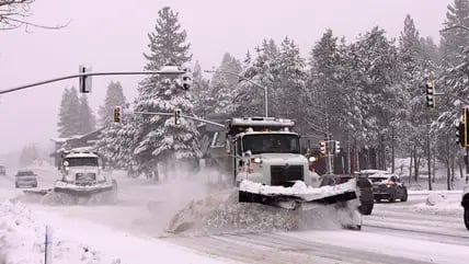 Die Donner Pass Road in Truckee wird gepflügt. Der stärkste Pazifiksturm der Saison soll bis zum Wochenende bis zu drei Meter Schnee in die Sierra Nevada bringen (Archivbild)