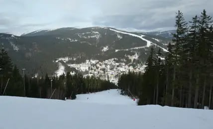 Von den Pisten aus kann man immer wieder einen Blick auf den Ort Spindlermühle erhaschen, der nur rund 1000 Einwohnende, aber Platz für 15.000 bis 16.000 Touristen hat.