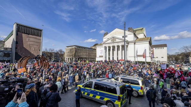 Thüringen: Am Samstag demonstrierten in Duisburg 15 000 Menschen für Demokratie.