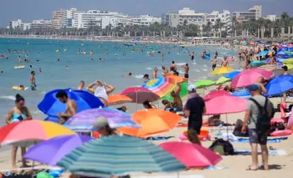 Von der Diktatur zum Urlaubshotspot: Ein Sommertag in Spanien, hier am Strand von Cala Major. 