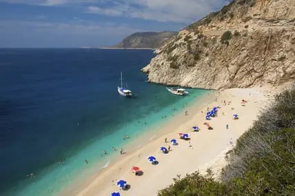 Ein Traum: der Kaputas Beach in der Türkei. Auch 2024 zieht es wieder viele Urlauberinnen und Urlauber in das beliebte Reiseland.