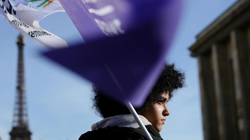 Schwangerschaftsabbruch: Demonstrierende auf dem Place du Trocadero in Paris am 4. März: Schwangerschaftsabbrüche sollen straffrei werden.