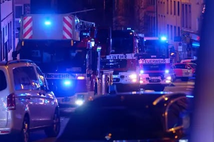 Zahlreiche Einsatzfahrzeuge der Feuerwehr standen vor dem Aachener Krankenhaus bereit.