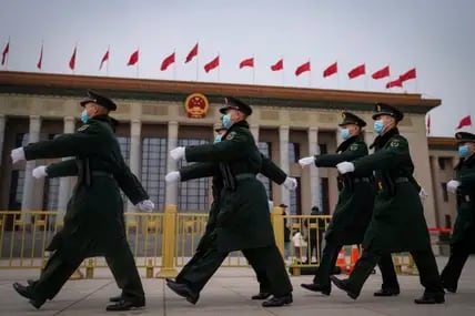 Chinesische Soldaten marschieren an der Großen Halle des Volkes vorbei, während einer vorbereitenden Sitzung des Chinesischen Nationalen Volkskongresses.