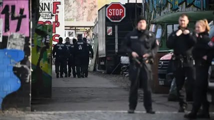 Einsatzkräfte der Polizei gehen auf das Gelände am Markgrafendamm im Stadtteil Friedrichshain bei der Fahndung nach den früheren RAF-Terroristen Staub und Garweg.