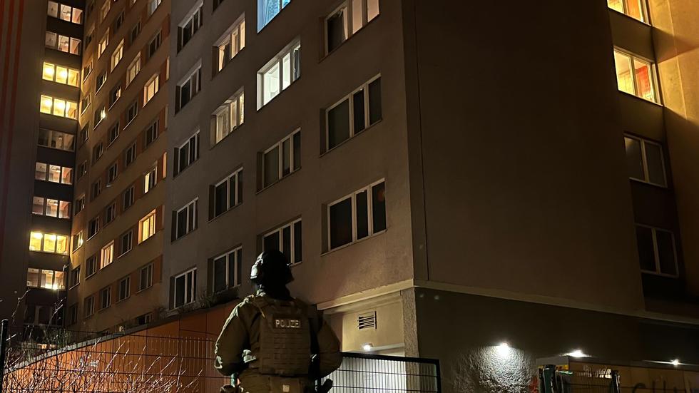 RAF: Die Polizei drang in der Nacht zu Dienstag in das Studierendenwohnheim an der Straße der Pariser Kommune ein.